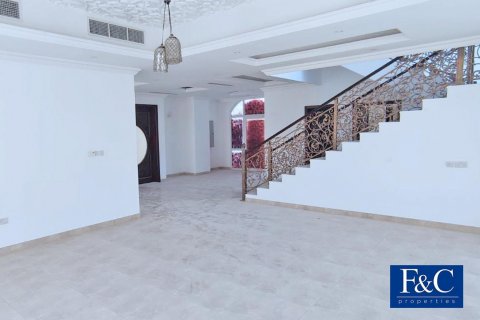 Vilë në Al Barsha, Dubai, Emiratet e Bashkuara Arabe 5 dhoma gjumi, 1225.6 m2. № 44983 - Foto 2