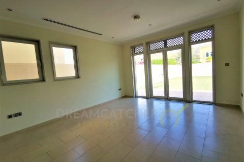 فيلا للبيع في Jumeirah Park، دبي، الإمارات العربية المتحدة 3 غرفة نوم ، 826.64 متر مربع ، رقم 23192 - صورة 2