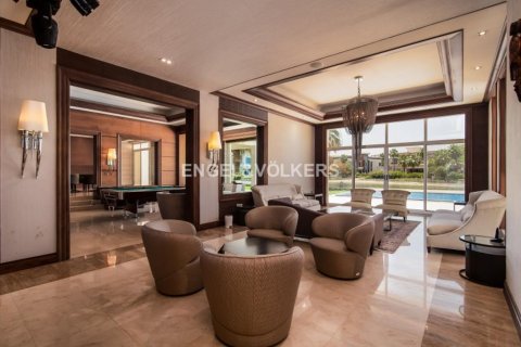 Villa til salg i Emirates Hills, Dubai, UAE 6 soveværelser, 1114.83 kvm № 18424 - foto 2