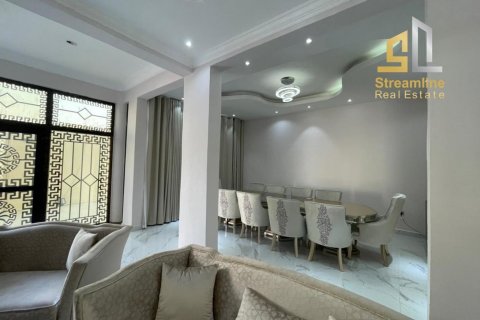 Villa til salg i Mirdif, Dubai, UAE 6 soveværelser, 696.77 kvm № 79512 - foto 7