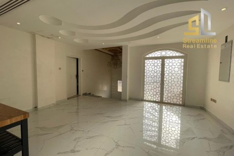 Villa til salg i Mirdif, Dubai, UAE 6 soveværelser, 696.77 kvm № 79512 - foto 6
