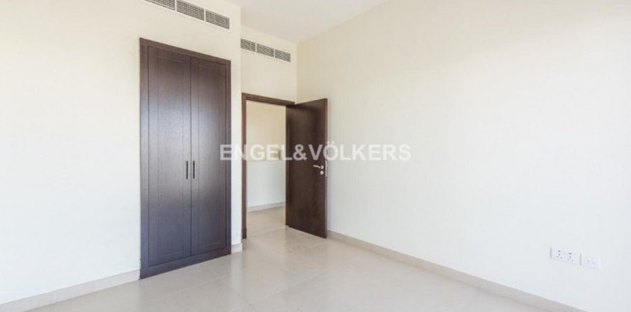 Adosado en International City, Dubai, EAU 3 dormitorios, 1503.25 m² № 17946