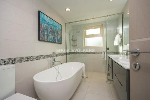 Villa en venta en Jumeirah Islands, Dubai, EAU 5 dormitorios, 557.41 m2 № 19473 - foto 14