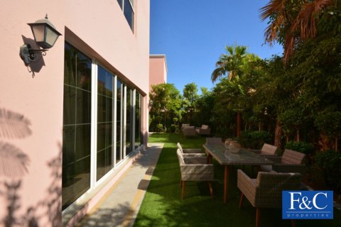 Villa en venta en Nadd Al Sheba, Dubai, EAU 4 dormitorios, 469.2 m2 № 44874 - foto 10