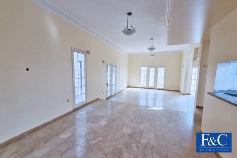 Villa à louer à Umm Suqeim, Dubai, EAU 4 chambres, 464.5 m2 № 44842 - photo 3