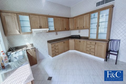 Villa à louer à Umm Suqeim, Dubai, EAU 4 chambres, 557.4 m2 № 44684 - photo 6