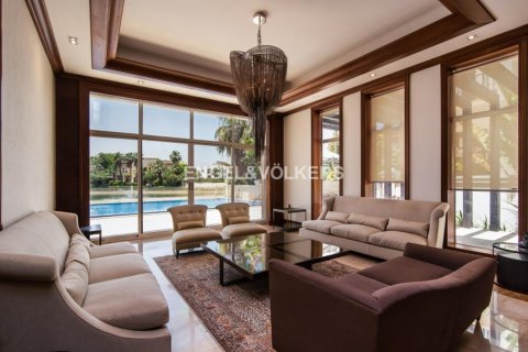 וילה למכירה ב Emirates Hills, Dubai, איחוד האמירויות  6 חדרי שינה, 1114.83 מ"ר, מספר 18424 - תמונה 3