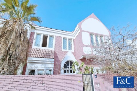 Villa te huur in Umm Suqeim, Dubai, VAE 4 slaapkamers, 464.5 vr.m., nr 44842 - foto 1