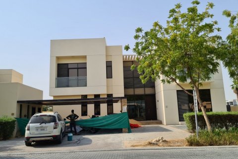 Projecto de desenvolvimento QUEENS MEADOW em Dubai, EAU № 78760 - foto 13