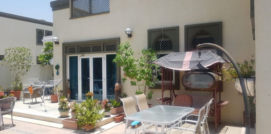 Вілла в Jumeirah Park, Дубай, ОАЕ 5 кімнат, 490м2 № 79656