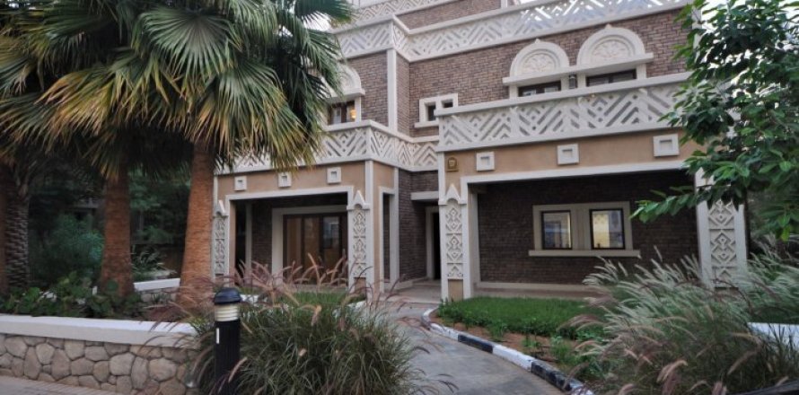 Villa in Dubai, UAE 5 bedrooms, 1340 sq.m. № 1359