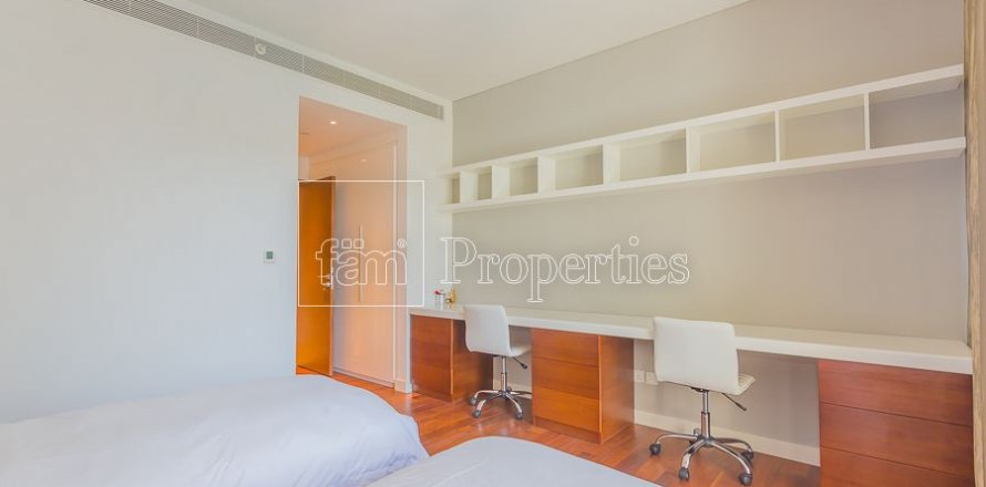 Apartment in Jumeirah, Dubai, UAE 3 bedrooms, 205.4 sq.m. № 3713