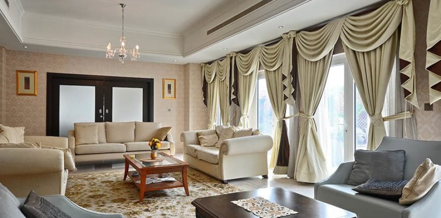 Villa in Al Furjan, Dubai, UAE 5 bedrooms, 604 sq.m. № 7877