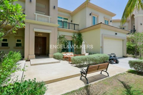 Villa in Jumeirah Islands, Dubai, UAE 5 bedrooms, 557.41 sq.m. № 19473 - photo 1