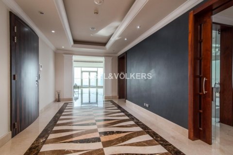 Apartment in Dubai Marina, UAE 585.28 sq.m. № 18376 - photo 15