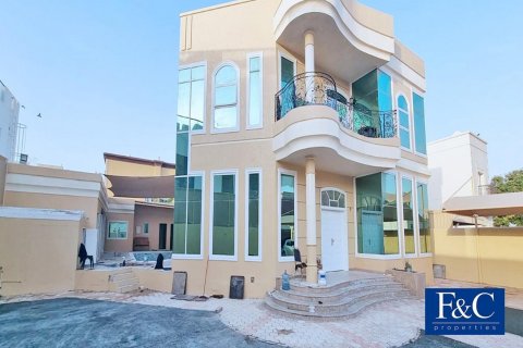 Villa in Al Quoz, Dubai, UAE 5 bedrooms, 929 sq.m. № 44979 - photo 1