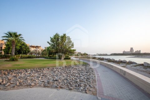 Villa in Al Hamra Village, Ras Al Khaimah, UAE 4 bedrooms, 369.8 sq.m. № 45270 - photo 2