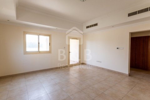Villa in Al Hamra Village, Ras Al Khaimah, UAE 4 bedrooms, 369.8 sq.m. № 45270 - photo 8