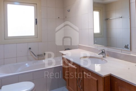 Villa in Al Hamra Village, Ras Al Khaimah, UAE 4 bedrooms, 369.8 sq.m. № 45270 - photo 6