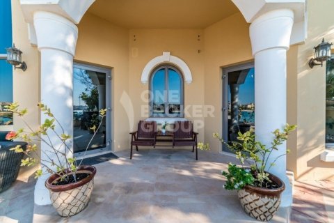 Villa in Palm Jumeirah, Dubai, UAE 4 bedrooms, 557.4 sq.m. № 44224 - photo 8
