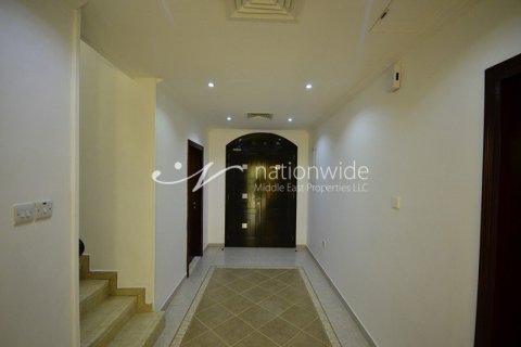 Villa in Abu Dhabi Gate City, UAE 4 bedrooms, 252.3 sq.m. № 49134 - photo 4