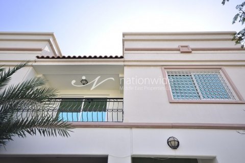 Villa in Abu Dhabi Gate City, UAE 4 bedrooms, 252.3 sq.m. № 49134 - photo 14