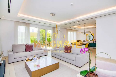 Villa in Al Barsha, Dubai, UAE 4 bedrooms, 393 sq.m. № 50261 - photo 4
