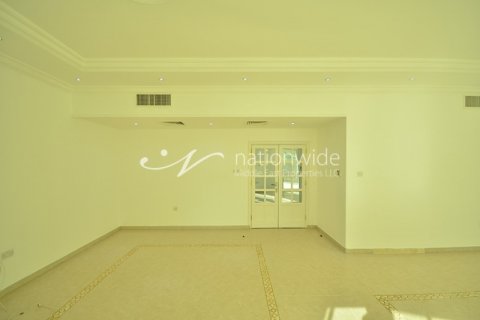 Villa in Abu Dhabi Gate City, UAE 4 bedrooms, 252.3 sq.m. № 49134 - photo 1