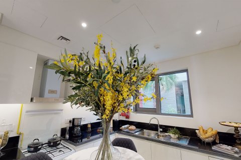 Apartment in GOLF TOWN in Dubai, UAE 3 bedrooms, 184 sq.m. № 47295 - photo 2