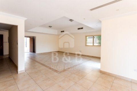 Villa in Al Hamra Village, Ras Al Khaimah, UAE 4 bedrooms, 369.8 sq.m. № 45270 - photo 1
