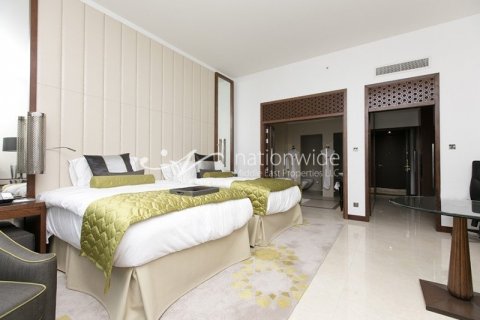 Apartment in Abu Dhabi, UAE 3 bedrooms, 240.4 sq.m. № 32887 - photo 8