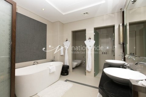 Apartment in Abu Dhabi, UAE 3 bedrooms, 240.4 sq.m. № 32887 - photo 11