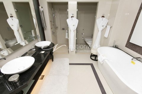 Apartment in Abu Dhabi, UAE 3 bedrooms, 240.4 sq.m. № 32887 - photo 14