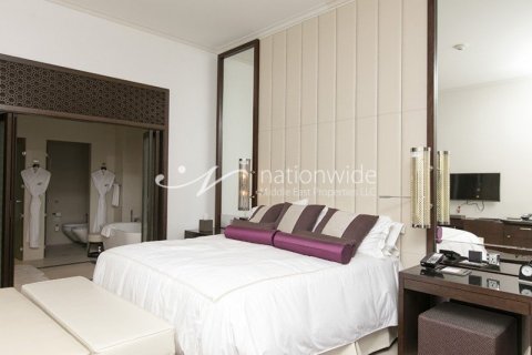 Apartment in Abu Dhabi, UAE 3 bedrooms, 240.4 sq.m. № 32887 - photo 12