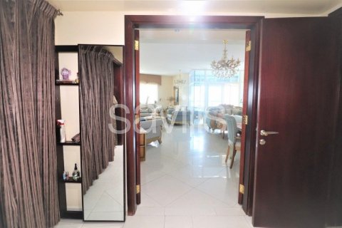 Apartment in Al Khan, Sharjah, UAE 3 bedrooms, 246.7 sq.m. № 76051 - photo 6