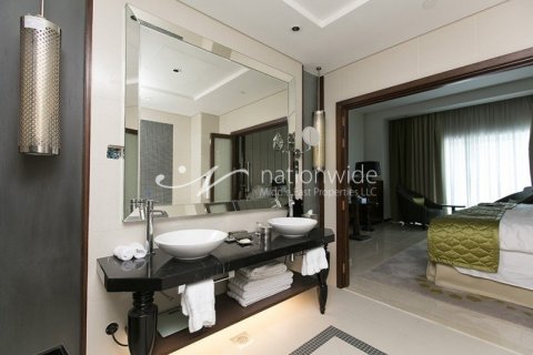Apartment in Abu Dhabi, UAE 3 bedrooms, 240.4 sq.m. № 32887 - photo 4