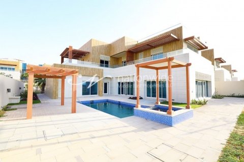 Villa in Abu Dhabi, UAE 6 bedrooms, 1200 sq.m. № 45787 - photo 1
