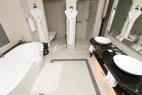 Apartment in Abu Dhabi, UAE 3 bedrooms, 240.4 sq.m. № 32887 - photo 7