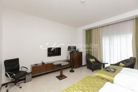 Apartment in Abu Dhabi, UAE 3 bedrooms, 240.4 sq.m. № 32887 - photo 6